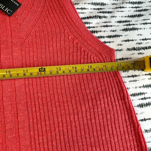 Linen Blend Sleeveless Sweater/Vest - Picture 7 of 9